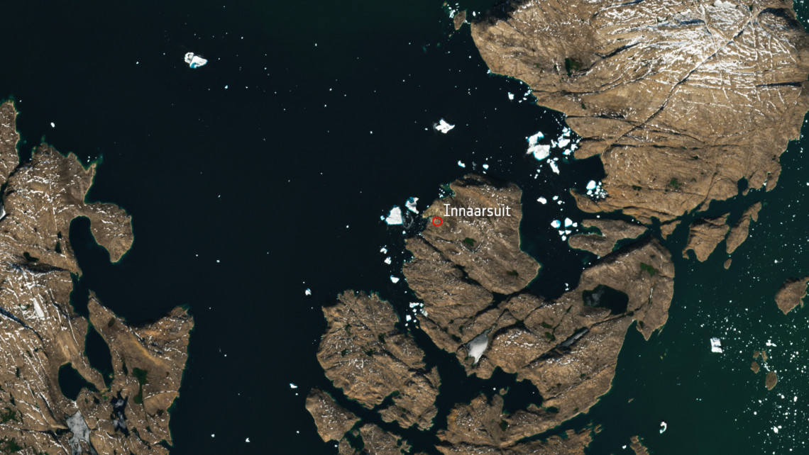 Az űrfotót július 9-én az ESA Sentinel-2 műholdja készítette. A képen számos további nagy jéghegy is látható a falu közelében. (ESA / Európai Űrügynökség / Copernicus Sentinel)