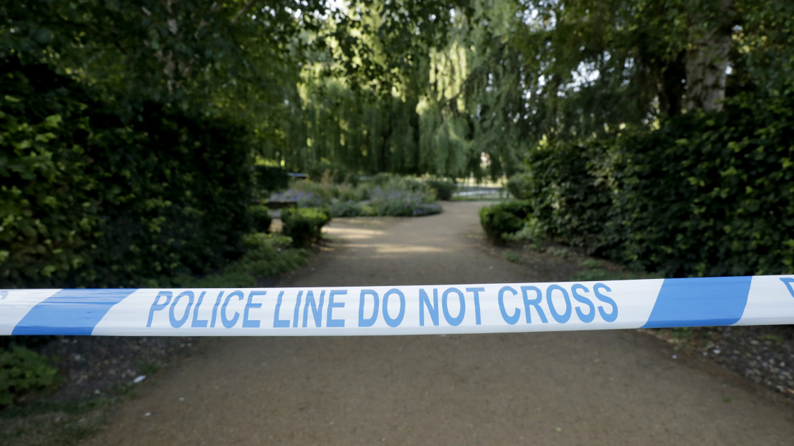Salisbury, 2018. július 5.Rendőrségi szalaggal zár le egy parkot a délnyugat-angliai Salisburyben tartott nyomozás idején, 2018. július 5-én. A közeli Amesburyben június 30-án egy 44 éves nő és egy 45 éves férfi válságos állapotba került, a londoni rendőrség, a Scotland Yard szerint Novicsok típusú katonai idegméreg-hatóanyagtól. A két ember a közös otthonukban lett rosszul, azóta Salisbury kórházában ápolják őket. Négy hónapja ugyanilyen hatóanyagtól szenvedett súlyos mérgezést Salisburyben Szergej Szkripal egykori orosz-brit kettős hírszerzőügynök és lánya, Julija Szkripal. (MTI/AP/Matt Dunham)