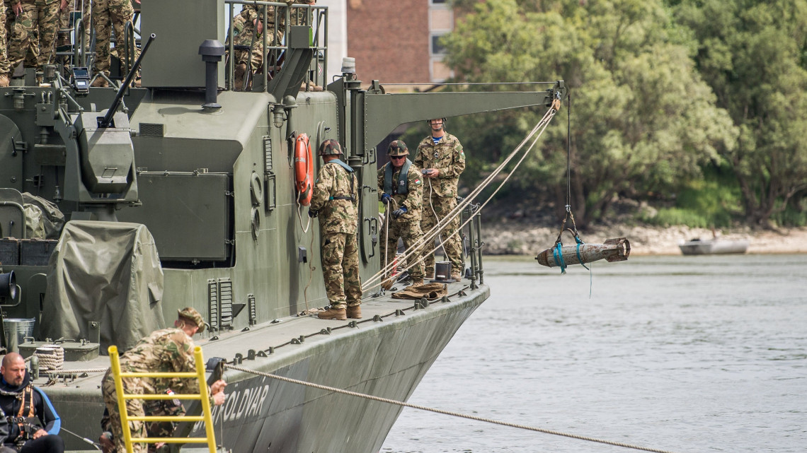 Hatástalan bombát emelnek ki a mederből az Iron Cat magyar-szerb közös flottillakiképzésen Budapesten a Duna északi szakaszán 2018. július 19-én.