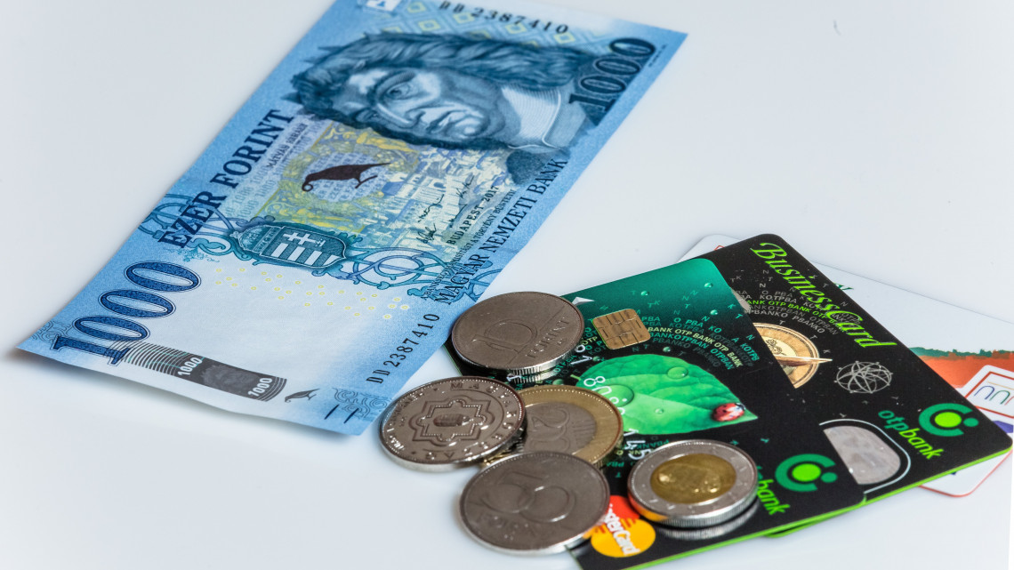 A megújult ezer forintos bankjegy, különböző pénzérmékkel és bankkártyákkal. A Magyar Nemzeti Bank megújított ezer forintos bankjegyet bocsátott ki 2018. március 1-től. A régi 1000 forintos bankjegyek 2018. október 31-ig használhatóak a készpénzforgalomban. MTVA/Bizományosi: Faludi Imre  *************************** Kedves Felhasználó!