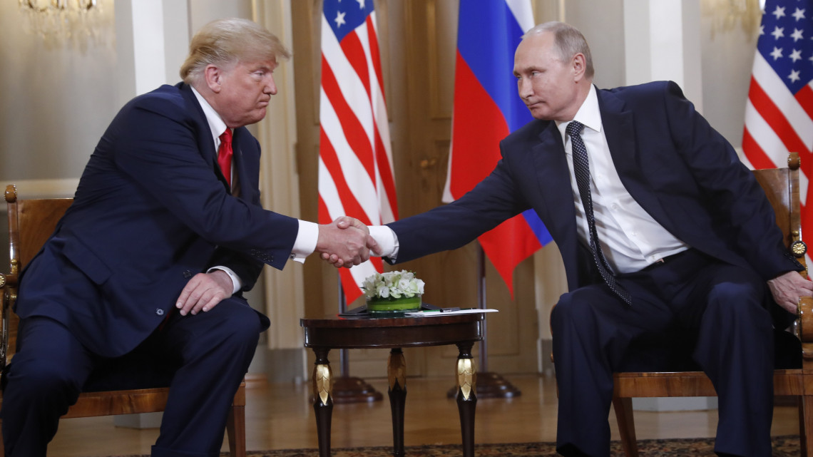 Helsinki, 2018. július 16.
Vlagyimir Putyin orosz elnök (j) és Donald Trump amerikai elnök kezet fog négyszemközti találkozójuk kezdetén az elnöki palotában, Helsinkiben 2018. július 16-án. (MTI/AP/Pablo Martinez Monsivais)