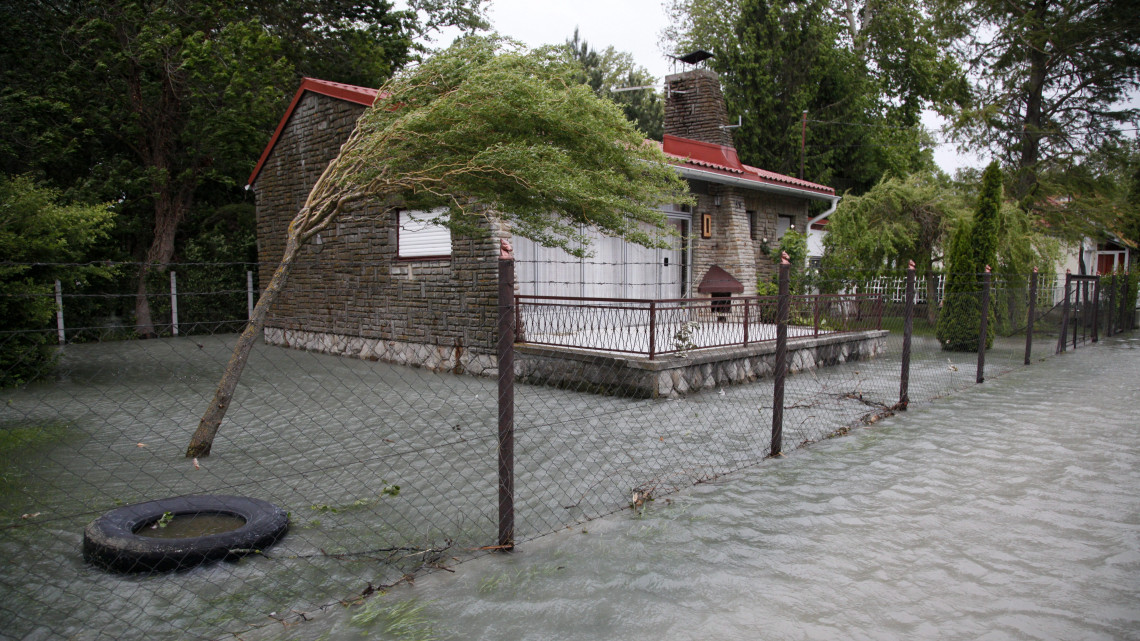 Víz alatt álló nyaraló Balatonfenyvesen, ahol az erős északi szél miatt kiöntött a Balaton vize 2014. május 14-én. Több Balaton-parti településen már elrendelték a védekezést a tó magas vízállása és az egyre erősödő széllökések miatt a parthoz közeli épületek megóvása érdekében.
