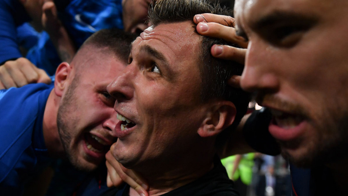 Croatias forward Mario Mandzukic (C) celebrates with teammates after scoring his teams second goal during the Russia 2018 World Cup semi-final football match between Croatia and England at the Luzhniki Stadium in Moscow on July 11, 2018. / AFP PHOTO / Yuri CORTEZ / RESTRICTED TO EDITORIAL USE - NO MOBILE PUSH ALERTS/DOWNLOADS