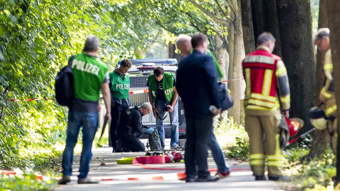 Lübeck, 2018. július 20.Tűzszerészek Lübeckben 2018. július 20-án, miután egy férfi késsel egy távolsági busz utasaira támadt az észak-németországi városban. Többen megsebesültek, a támadót őrizetbe vették. A támadó hátrahagyott egy gyanús hátizsákot. (MTI/EPA/Christian Schaffrath)