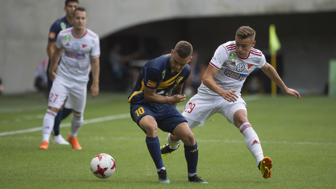 A felcsúti Radó András (k) és a debreceni Kusnyír Erik (j) a labdarúgó OTP Bank Liga 1. fordulójában játszott Puskás Akadémia FC - Debreceni VSC mérkőzésen a felcsúti Pancho Arénában 2018. július 21-én.