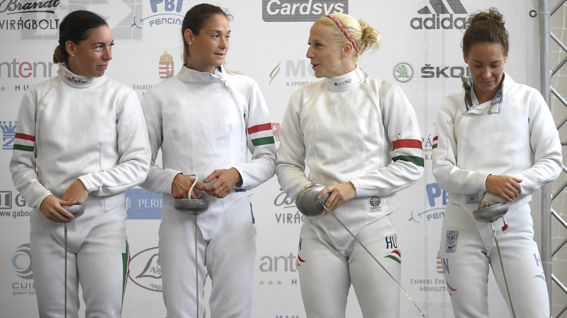 Alekszejev Tamara (b) Földházi Zsófia (b2), Kovács Sarolta (j2) és Réti Kamilla a székesfehérvári öttusa Európa-bajnokság női vívás versenyszáma előtt a Széna téri általános iskola sportcsarnokában 2018. július 21-én.