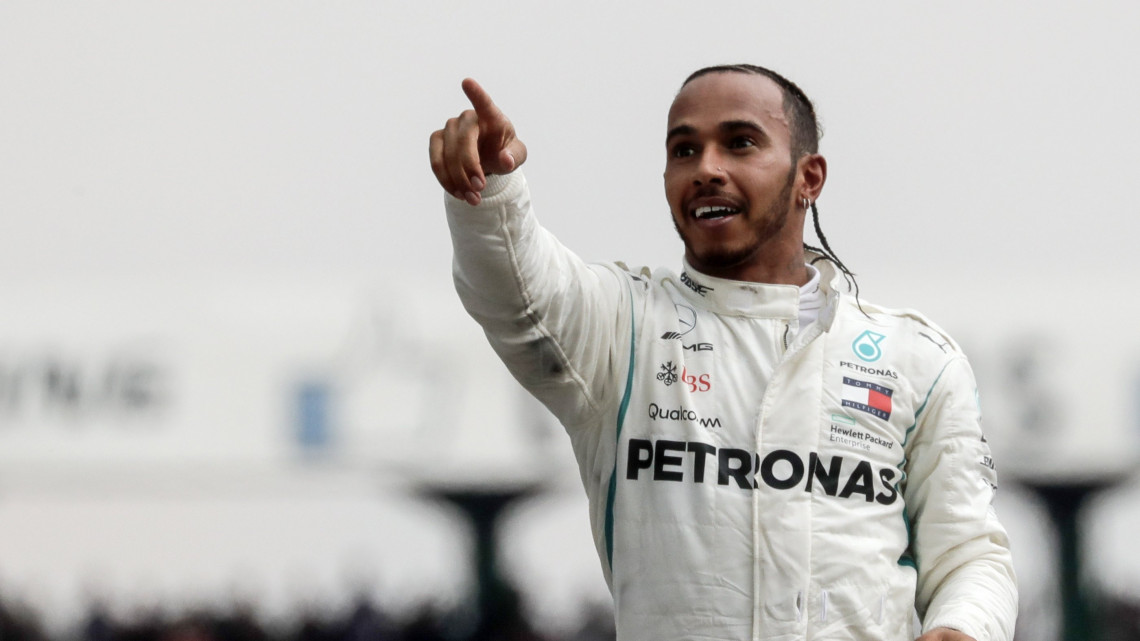 Hockenheim, 2018. július 22.Lewis Hamilton, a Mercedes brit versenyzője ünnepel, miután megnyerte a Forma-1-es autós gyorsasági világbajnokság Német Nagydíját a hockenheimi versenypályán 2018. július 22-én. (MTI/EPA/Ronald Wittek)