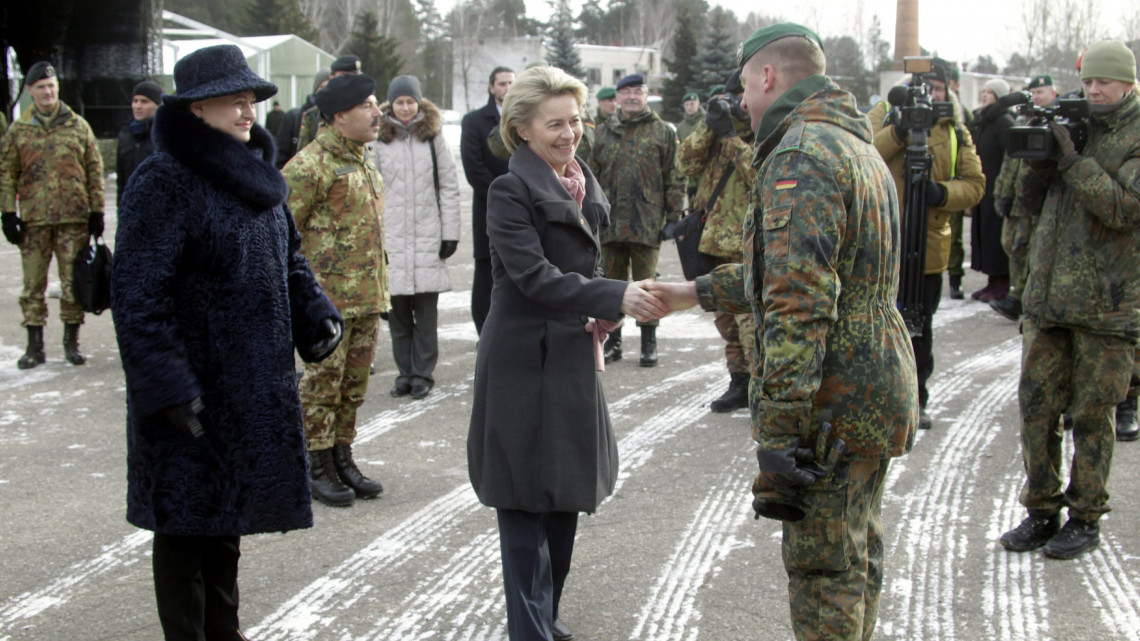 Rukla, 2017. február 7.Ursula von der Leyen német védelmi miniszter (k) és Christoph Huber alezredes, a Litvániába vezényelt Bundeswehr-kontingens parancsnoka kezet fog Dalia Grybauskaite litván államfő (b) mellett a NATO keleti szárnyának megerősítésére újonnan létrehozott zászlóalj német alakulatának fogadási ünnepségén a közép-litvániai Rukla támaszpontján 2017. február 7-én. Az észak-atlanti szövetség az orosz-ukrán konfliktus kiújulása miatt vezényelt csapatokat a Balti államokba. (MTI/EPA/Valda Kalnina)