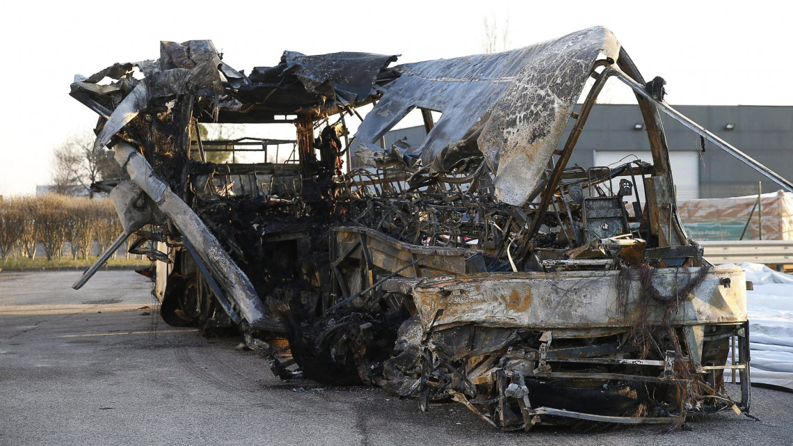 Az észak-olaszországi Veronánál balesetet szenvedett magyar különbusz kiégett roncsa a szerencsétlenség helyszínén, az A4-es autópályán 2017. január 21-én. Az előző éjjelen a budapesti Szinyei Merse Pál Gimnázium diákjait Franciaországból hazaszállító autóbusz egyelőre ismeretlen okból kisiklott, és kigyulladt. Tizenhat középiskolás diák életét vesztette, huszonhatan megsérültek.