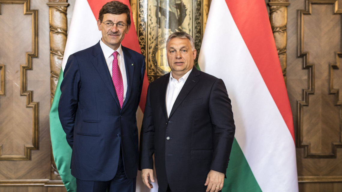 A Miniszterelnöki Sajtóiroda által közreadott képen Orbán Viktor miniszterelnök (j) találkozója Vittorio Colao, a Vodafone Csoport vezérigazgatójával az Országházban 2018. július 23-án.