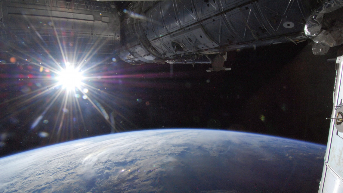 Világűr, 2013. május 21.A NASA által 2013. június 4-én közreadott képen felkel a Nap a Föld fölött 2013. május 21-én. A felvételt a Nemzetközi Űrállomás egyik űrhajósa készítette, amikor az objektum az egyesült államokbeli Minnesota állam délnyugati része fölött tartózkodott. (MTI/EPA/NASA)