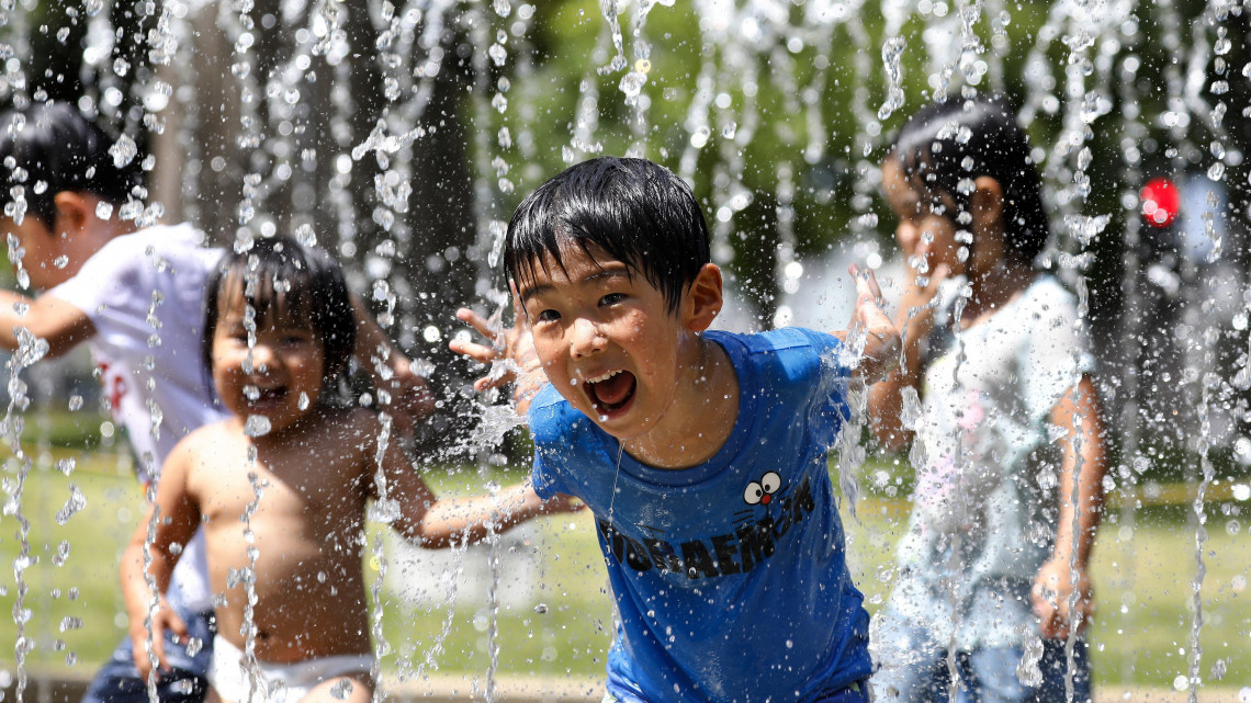 Tokió, 2018. július 23.Szökút vizében játszó gyermekek egy tokiói parkban 2018. július 23-án, amikor a levegő hőmérséklete elérte a 39,6 Celsius-fokot a japán fővárosban. A Tokiótól északra fekvő Kumagajában 41,1 fokot mértek, ami az időjárási megfigyelések írásos rögzítése óta a legmagasabb hőmérséklet Japánban. (MTI/EPA/Majama Kimimasza)
