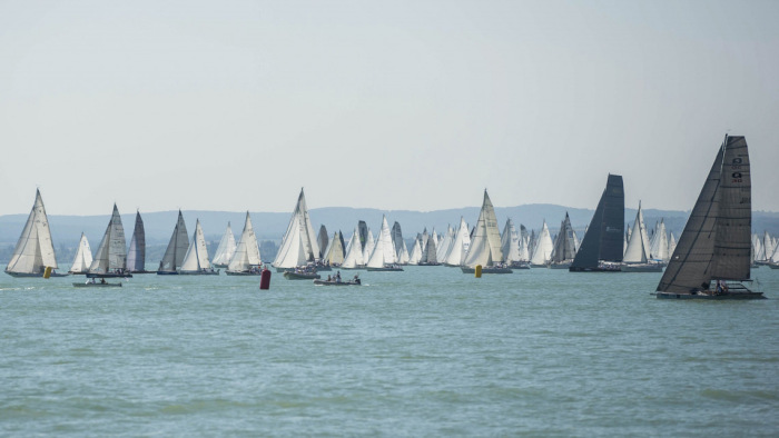 Kékszalag: hatszáz hajón csaknem háromezer vitorlázó versenyzik a Balatonon