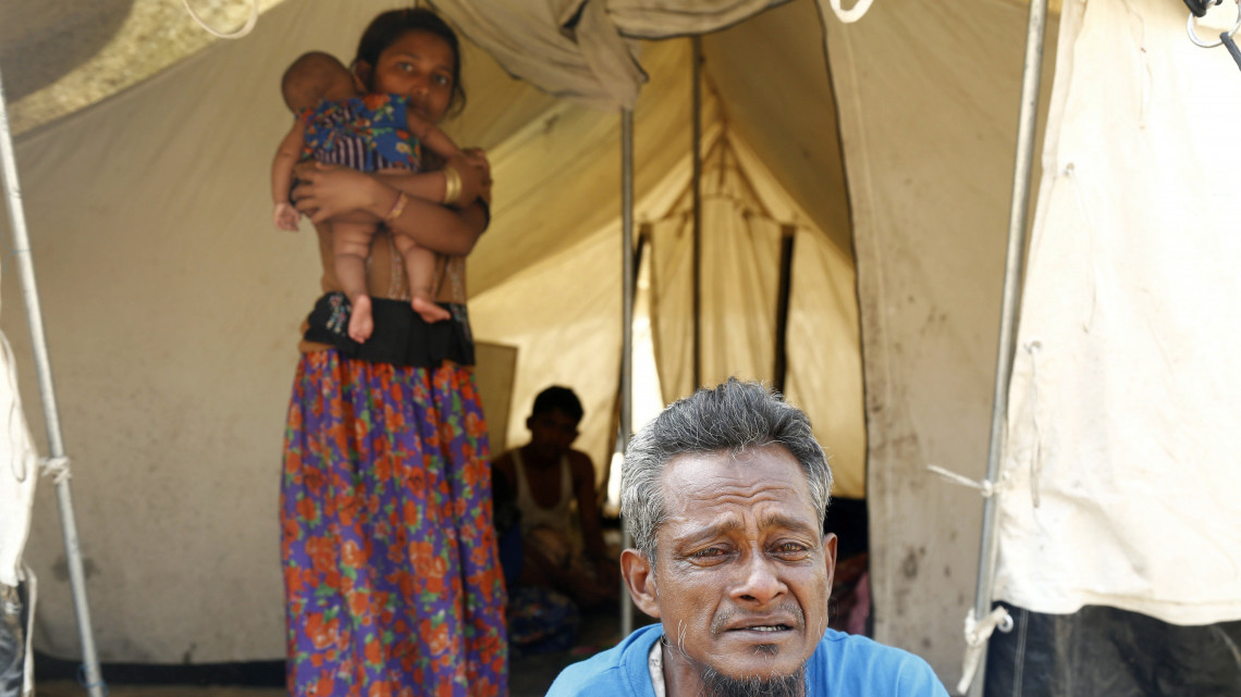 Ukhija, 2018. február 12.Mianmarból elmenekült rohingja muzulmán család tagjai egy kibővített szükségtáborban a mianmari határ közelében fekvő bangladesi Coxs Bazaar térségében, Ukhijában 2018. február 12-én. Hivatalos adatok szerint több mint egymillió rohingját regisztráltak a bangladesi hatóságok a Mianmarral határos térségben található menekülttáborokban. (MTI/EPA/Abir Abdullah)