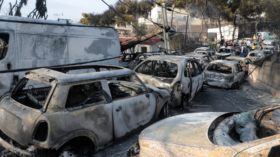 Mati, 2018. július 24.Kiégett autóroncsok, miután az Athén térségében pusztító bozóttűz felperzselte a fővárostól keletre fekvő Matit 2018. július 24-én. A térségben pusztító erdőtűz következtében legkevesebb ötven ember életét vesztette. (MTI/EPA/Pantelisz Szaitasz)