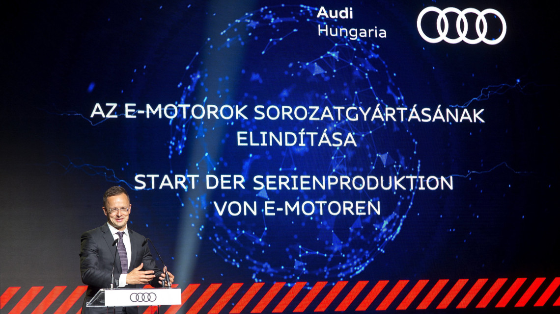 Szijjártó Péter külgazdasági és külügyminiszter beszédet mond az Audi Hungaria Zrt. elektromos motorokat gyártó üzemében tartott ünnepségen, Győrben 2018. július 24-én. A gyárban elindult az elektromos motorok sorozatgyártása.