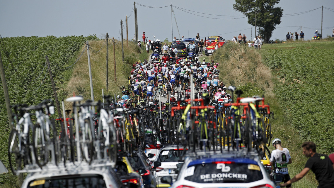 Carcassonne, 2018. július 24.Versenyzők várakoznak, amikor a rendőrök feloszlatják a helyi gazdák tiltakozó megmozdulását a 105. Tour de France profi országúti kerékpáros körverseny tizenhatodik, Carcassonne és Bagneres-de-Luchon közötti 218 kilométeres szakaszán 2018. július 24-én. A mezőny az oszlatás után néhány perccel folytatta útját. (MTI/EPA/Yoan Valat)