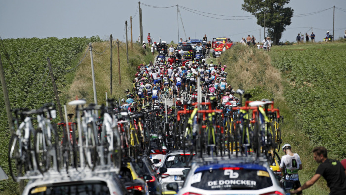Tüntetés miatt szüneteltették a Tour de France-t
