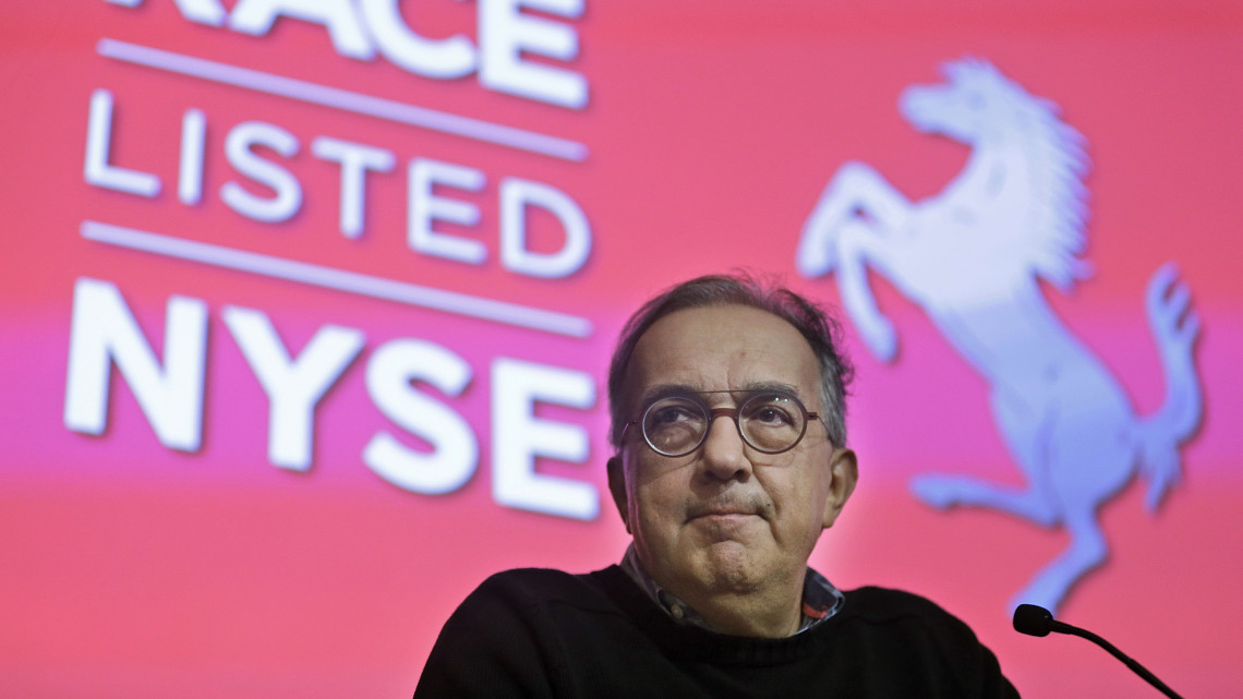 New York, 2018. július 25.2017. október 9-én a New York-i Értéktőzsdén készített kép Sergio Marchionnéról, a Fiat Chrysler ügyvezető igazgatójáról, a Ferrari Formula1-es csapatát is birtokló Fiat-csoport elnökéről. 2018. július 25-i sajtóhírek szerint egy zürichi kórházban meghalt a 66 éves topmenedzser. Marchionne június 28-án rutin vállműtéten esett át, de nem várt komplikációk léptek fel nála. Meg nem erősített hírek szerint valamilyen betegségre bukkantak az orvosok, és állapota rohamosan rosszabbodott. Annyira, hogy pénteken visszafordíthatatlan kómába esett. (MTI/AP/Seth Wenig)
