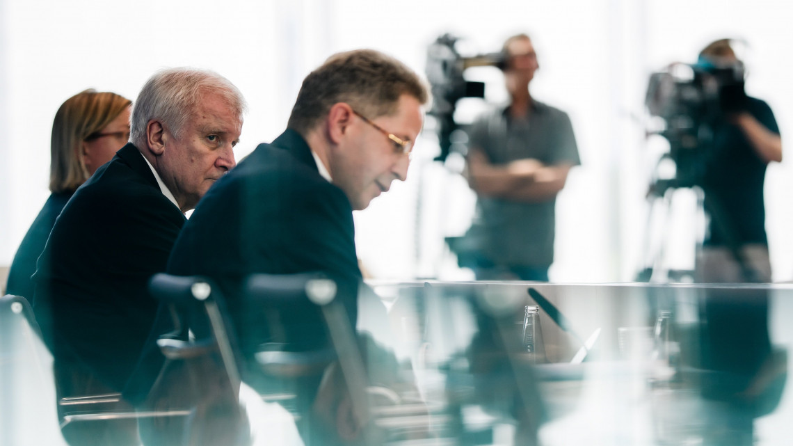 Berlin, 2018. július 24.Horst Seehofer német belügyminiszter (j2) és Hans-Georg Maassen, a német nemzetbiztonságért felelős Szövetségi Alkotmányvédelmi Hivatal elnöke (j) a hivatal éves jelentését ismertető berlini sajtóértekezleten 2018. július 24-én. (MTI/EPA/Clemens Bilan)