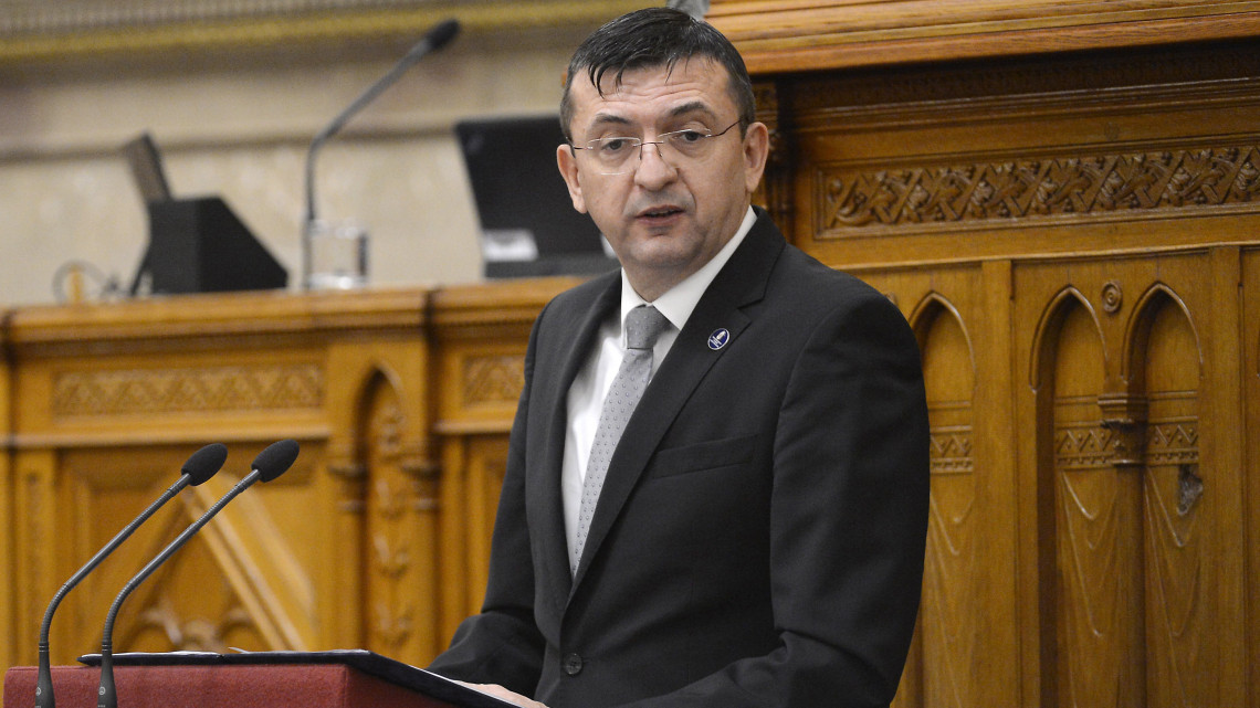 Domokos László, az Állami Számvevőszék (ÁSZ) elnöke beszél a Magyarország 2016. évi központi költségvetéséről szóló törvényjavaslat, valamint az ÁSZ-jelentés általános vitáján az Országgyűlés plenáris ülésén 2017. október 19-én.