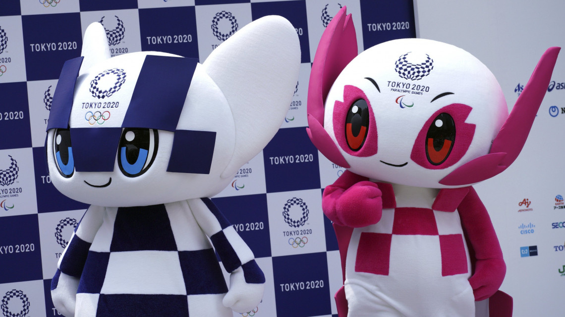 Tokió, 2018. július 22.Miraitova (b), a 2020-as tokiói nyári olimpia és Szomeiti, a paralimpia kabalfigurája az őket bemutató tokiói sajtótájákoztatón 2018. július 22-én. A tokiói nyári olimpiai játékokat 2020. július 24. és augusztus 9. között rendezik. (MTI/AP/Eugene Hoshiko)