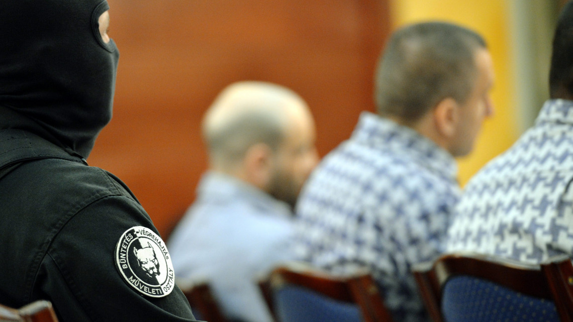 Raffael Sándor elsőrendű (j, vágásban), Németh Győző másodrendű (k) és Sztojka Iván harmadrendű (b) vádlott hallgatja Kónya István bírót a Cozma-ügy határozathozatalán a Kúria tárgyalótermében 2012. október 1-jén. A Kúria részben megváltoztatta a jogerős ítéletet és Sztojka Iván harmadrendű vádlott büntetését 8 évről 13 évre súlyosbította. Az első- és másodrendű vádlott jogerősen kiszabott 18-18 éves szabadságvesztését helybenhagyta a legfelsőbb bírói fórum.