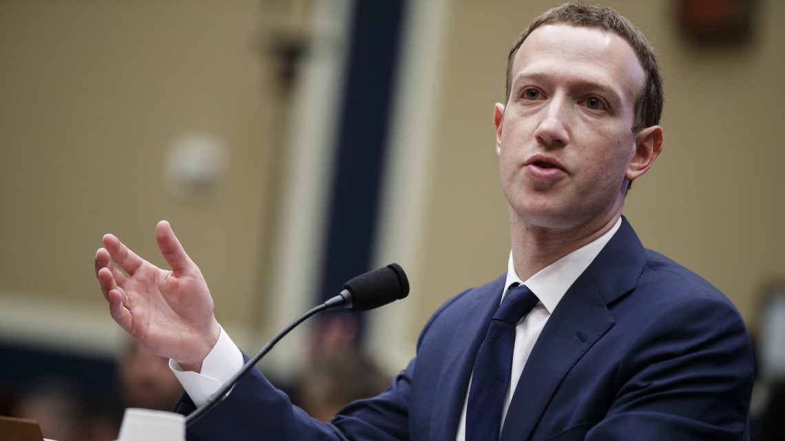 Washington, 2018. április 11.Mark Zuckerberg, a Facebook közösségi portál társalapító-vezérigazgatója a washingtoni törvényhozás épületében a Capitoliumban 2018. április 11-én, a kétnapos kongresszusi meghallgatásának második napján. Március közepén a londoni székhelyű Cambridge Analytica nevű brit-amerikai politikai elemző és tanácsadó cég vezérigazgatóját felfüggesztették állásából a The New York Times című amerikai és a The Guardian című brit napilap egyidejűleg közölt feltáró riportja után, amely szerint a cég több tízmillió Facebook-profilt használhatott fel a 2016-os amerikai elnökválasztási kampányban. Az előző napona  szenátus igazságügyi és kereskedelmi bizottsága előtti meghallgatáson Zuckerberg kifejtette, hogy a vállalat olyan eszközöket fejlesztett ki, amelyek segítségével sikerült beazonosítani és eltávolítani hamis profilokat. (MTI/EPA/Shawn Thew)