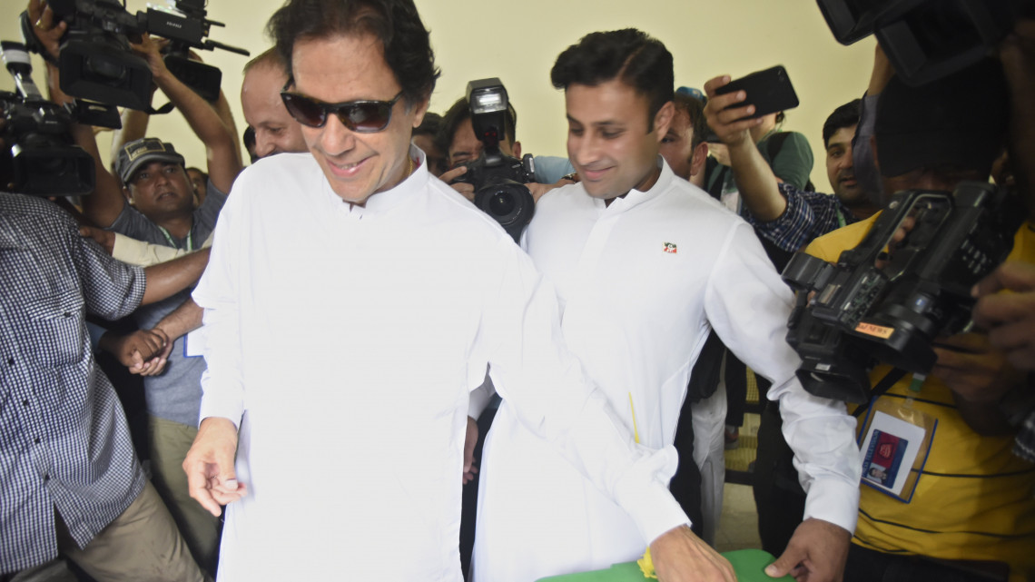 Iszlámábád, 2018. július 25.Imran Hán, a Pakisztáni Mozgalom az Igazságosságért (PTI) párt vezetője (b) voksol egy iszlámábádi szavazóhelyiségben 2018. július 25-én, a parlamenti választások napján. (MTI/EPA/T. Mughal)