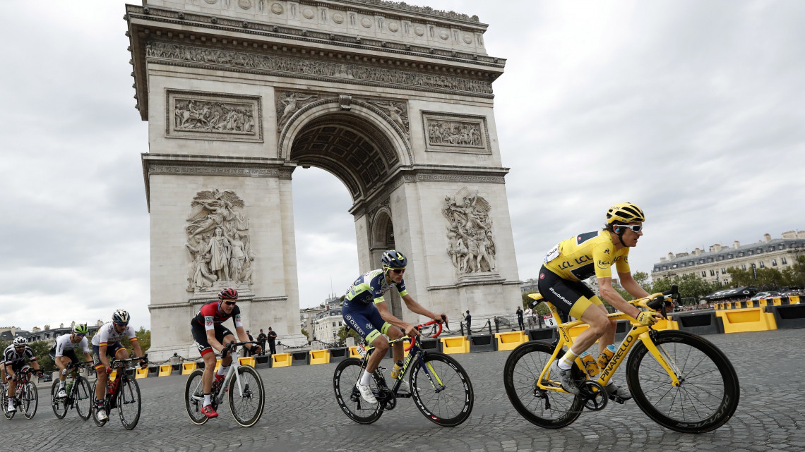 Párizs, 2018. július 29.Geraint Thomas, a Sky összetettben vezető brit versenyzője elhajt a párizsi diadalív mellett a 105. Tour de France profi országúti kerékpáros körverseny utolsó 21., Houilles és a párizsi Champs-Elysées közötti 116 kilométeres szakaszán 2018. július 29-én. (MTI/EPA/Christophe Petit Tesson)