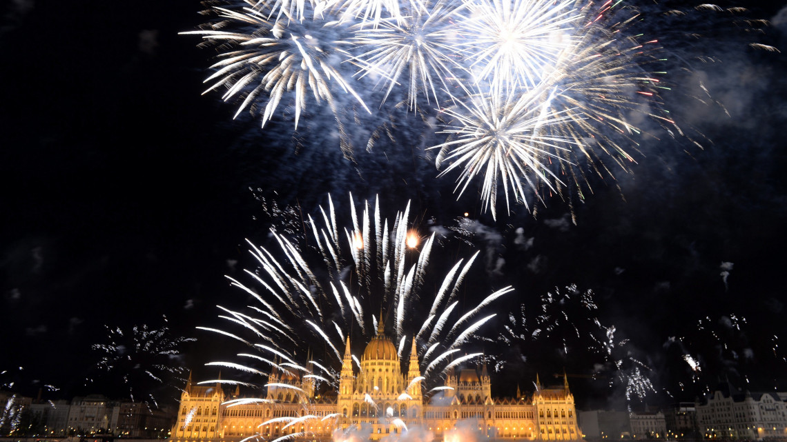 Ünnepi tűzijáték a Duna felett, az Országház előtt 2017. augusztus 20-án, a nemzeti ünnepen.