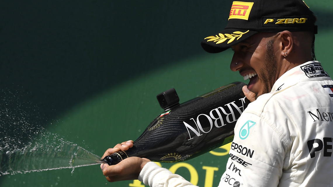 A győztes Lewis Hamilton, a Mercedes brit versenyzője a Forma-1-es Magyar Nagydíj eredményhirdetésén a mogyoródi Hungaroringen 2018. július 29-én.