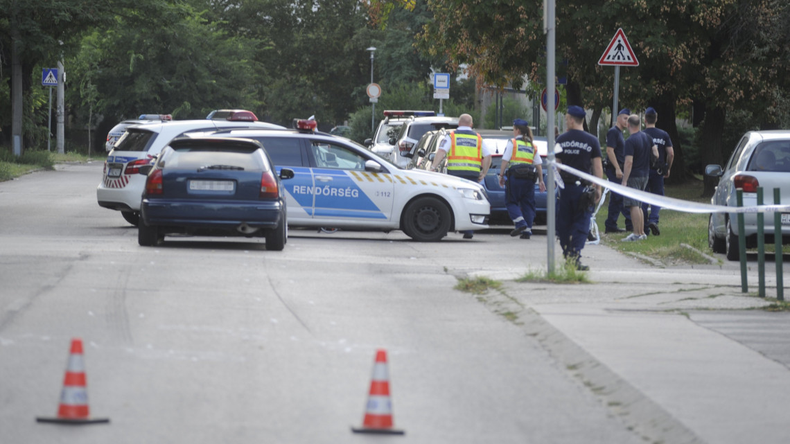 Rendőrségi helyszínelés Csepelen, a Széchenyi István utca és a Görgey Artúr tér kereszteződésénél, ahol egy személygépkocsi halálra gázolt egy négyéves gyermeket 2018. július 30-án.