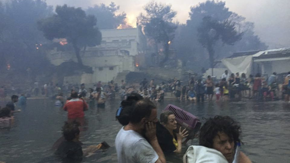 Mati, 2018. július 29.Az Elia Kallia által közreadott, 2018. július 23-i videofelvételről készített képen erdőtűz elől menekülő emberek Athén északkeleti elővárosának, Matinak a tengerpartján. Az Athén környékén keletkezett két erdőtűzben nyolcvanhárom ember életét vesztette, több tucatnyinak a sorsa egyelőre ismeretlen. (MTI/AP/Elia Kallia)