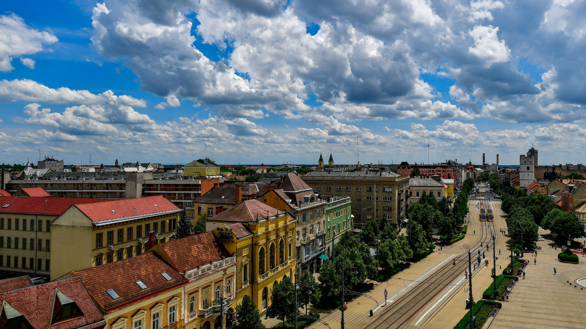 Gomolyfelhők az égbolton Debrecenből fényképezve 2018. június 26-án. Előtérben a debreceni Kossuth tér.