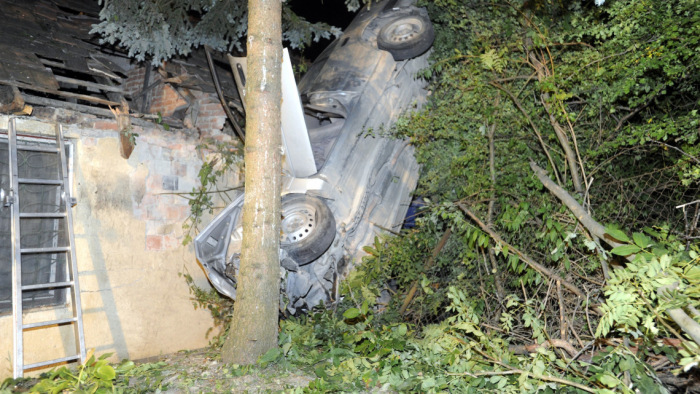Döbbenetes fotók az Óbudán háztetőbe csapódott autóról