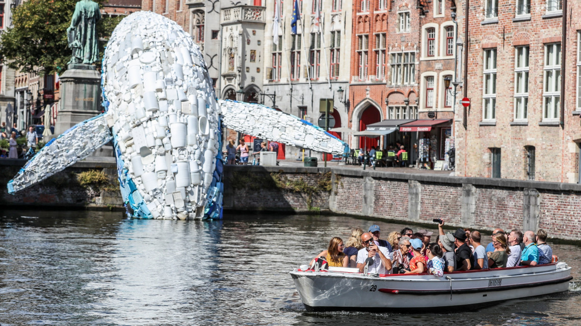 Bruges, 2018. augusztus 1.Műanyag hulladékból épített bálna Bruges belvárosában 2018. augusztus 1-jén. A 12 méter magas bálnát a Csendes-óceánból kihalászott közel öt tonna hulladékból emelték és az alkotók célja felhívni a figyelmet a műanyag szeméttel egyre veszélyesebb mértékben szennyezett vízekre. (MTI/EPA/Stephanie Lecocq)
