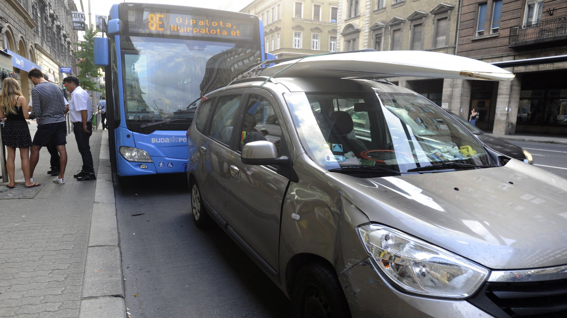 Sérült autóbusz és személygépkocsi miután összeütköztek Budapesten, a Rákóczi úton 2018. augusztus 1-jén. A balesetben 11 ember megsérült.