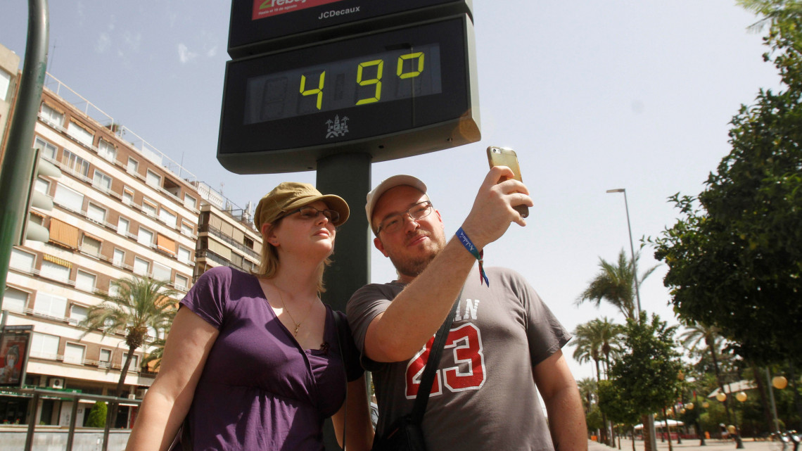 Córdoba, 2018. augusztus 1.Utcai hőmérővel fényképezkednek turisták Córdobában 2018. augusztus 1-jén, amikor a hőmérséklet bőven meghaladja a 40 Celsius-fokot. (MTI/EPA/Salas)