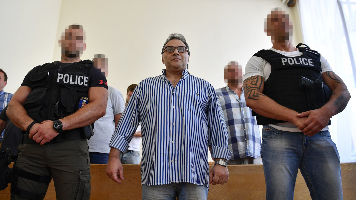 Debrecen, 2017. július 7.A hatodrendű vádlott L. András (k), az 1990-es évek magyarországi szervezett bűnözésének Kisbandi néven elhíresült alakja az ellene és társai ellen indított büntetőper ítélethirdetésén a Debreceni Törvényszék tárgyalótermében 2017. július 7-én. Különösen nagy kárt okozó, bűnszervezetben, üzletszerűen, számítástechnikai rendszer és adatok elleni bűncselekményekkel elkövetett csalás bűntettében mondta ki bűnösnek a törvényszék azt a hat vádlottat, akik 2009 és 2012 között több tucat nemzetközi fuvar szállítmányát saját raktáraikba irányították, 355 millió forint kárt okozva a megrendelőknek. A törvényszék a vádlottakat halmazati büntetésként 3 és fél év - 5 év közötti fegyházbüntetésre ítélte, illetve 4-5 évre eltiltotta őket a közügyek gyakorlásától is. Az ügy hatodrendű vádlottja, L. András, 5 év fegyházbüntetést kapott. A vádlottaknál a törvényszék fejenként 6,4 millió forint vagyonelkobzást is elrendelt, emellett meg kell fizetniük csaknem másfél millió forint bűnügyi költséget.