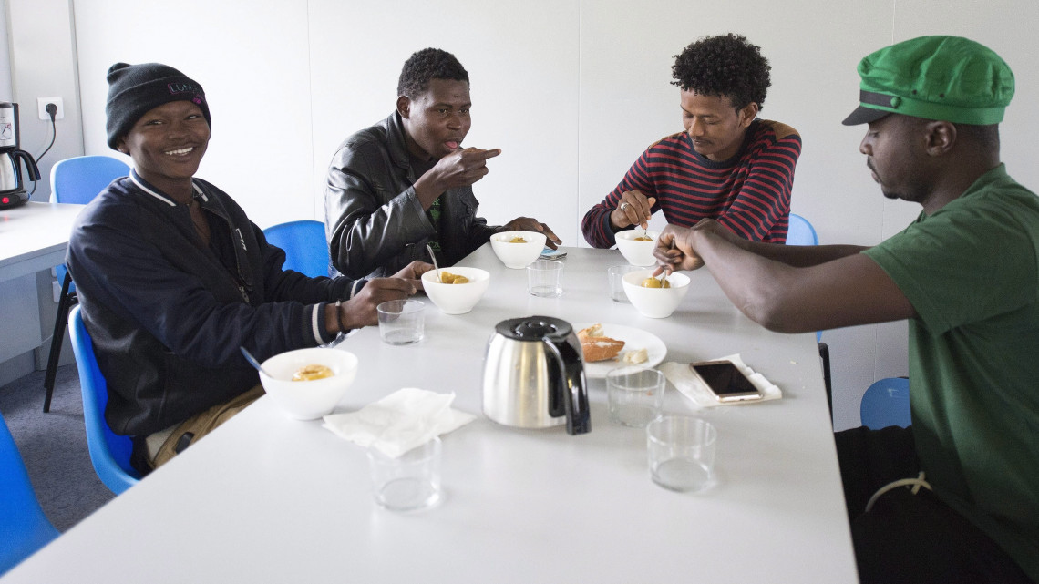Talence, 2016. október 25.Az észak-franciaországi Calais-ban engedély nélkül létesített szükségtáborból áttelepített migránsok étkeznek a számukra létesített átmeneti befogadóközpont ebédlőjében a Bordeaux melletti Talence településen 2016. október 25-én. A francia hatóságok előző nap megkezdték a Dzsungelnek nevezett migránstábor felszámolását, ami körülbelül egy hétig fog tartani. (MTI/EPA/Caroline Blumberg)