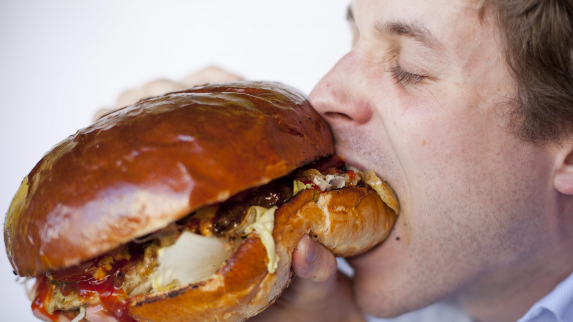 Döntött a kormány a népegészségügyi termékadóról, közismert nevén a hamburgeradóról, amelyet szeptembertől vethetnek ki az egészségtelen élelmiszerekre. Ha a parlament megszavazza, szeptember 1-jétől adót kell fizetni azon élelmiszerek után, amelyeknek a fogyasztása bizonyítottan egészségtelen, így a magas cukor-, só-, szénhidrát- vagy koffeintartalmú ételek, italok után. A mintegy 2 kilogrammos hamburgert ábrázoló illusztráció 2011. június 23-án készült, Budapesten.