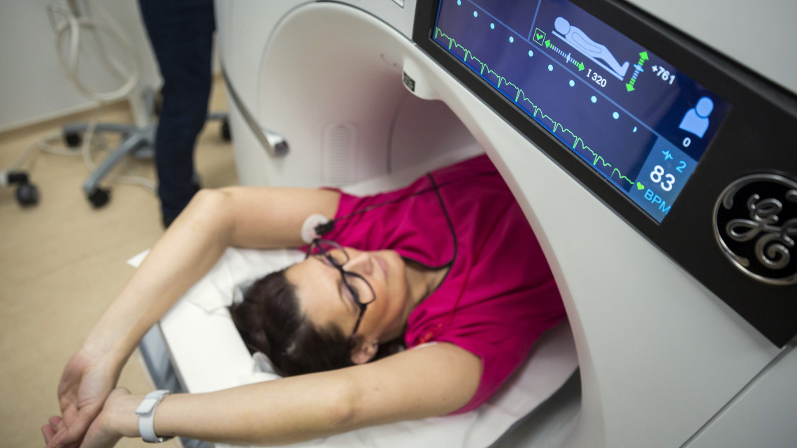 Az ország legmodernebb szív-CT készülékével vizsgálnak egy nőt a Semmelweis Egyetem Városmajori Szív- és Érgyógyászati Klinikáján 2018. február 2-án. A berendezés egy szívdobbanásnyi idő alatt készít teljes körű felvételt a koszorúerekről és a szívről.