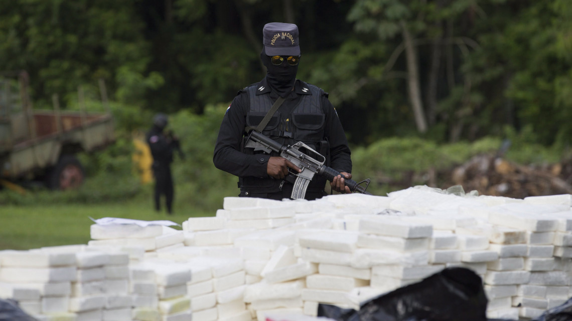 Santo Domingo, 2018. január 4.Lefoglalt kokaintéglákat őriz egy dominikai rendőr, mielőtt elégetik a több mint 2400 kilogramm összsúlyú kábítószert a fővárosban, Santo Domingóban 2018. január 4-én. (MTI/EPA/Orlando Barría)