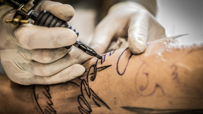 Szigorítás a tetoválásoknál, dönthet az Európai Bizottság