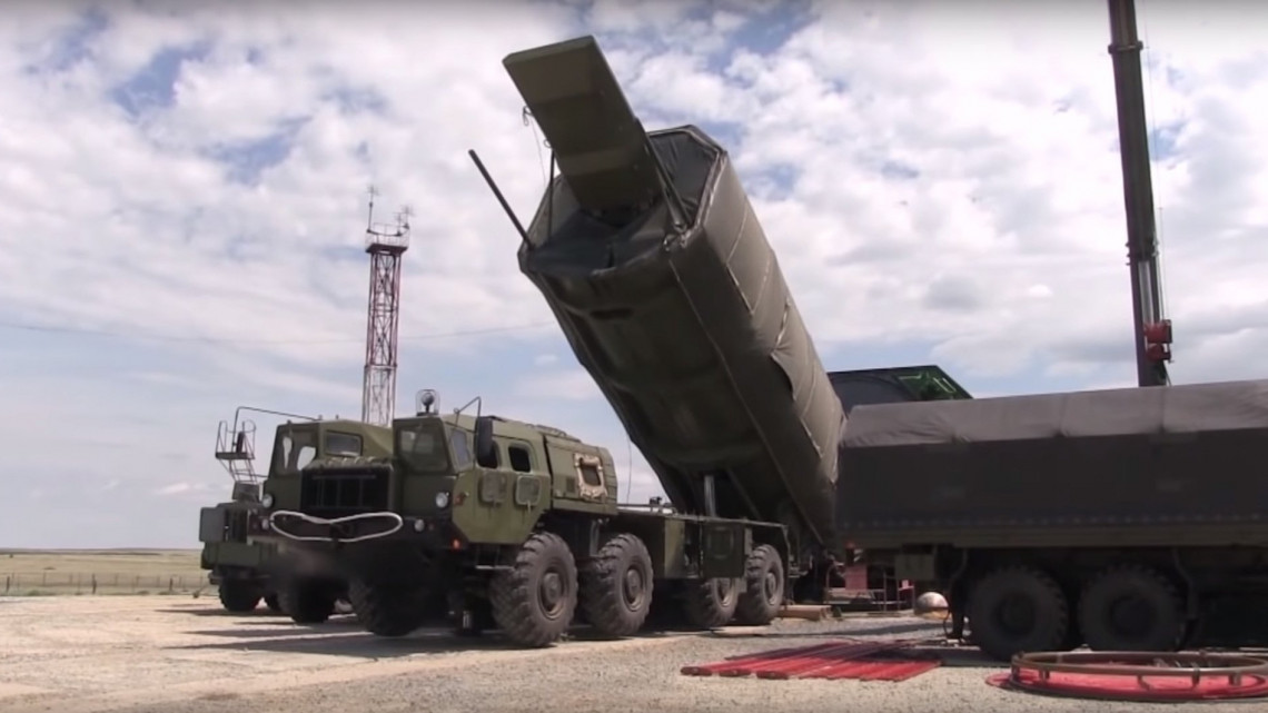 Oroszország, 2018. július 19.Az orosz védelmi minisztérium hivatalos YouTube-csatornáján 2018. július 19-én közreadott, videofelvételről készített kép a manőverező robotrepülőgépet indító orosz Avangard hiperszonikus hadászati rakétarendszerről egy oroszországi helyszínen. A védelmi tárca szerint a közeljövőben megkezdődik az Avangard-rendszer sorozatgyártása. (MTI/EPA/Orosz védelmi minisztérium) *** Local Caption *** 54500530