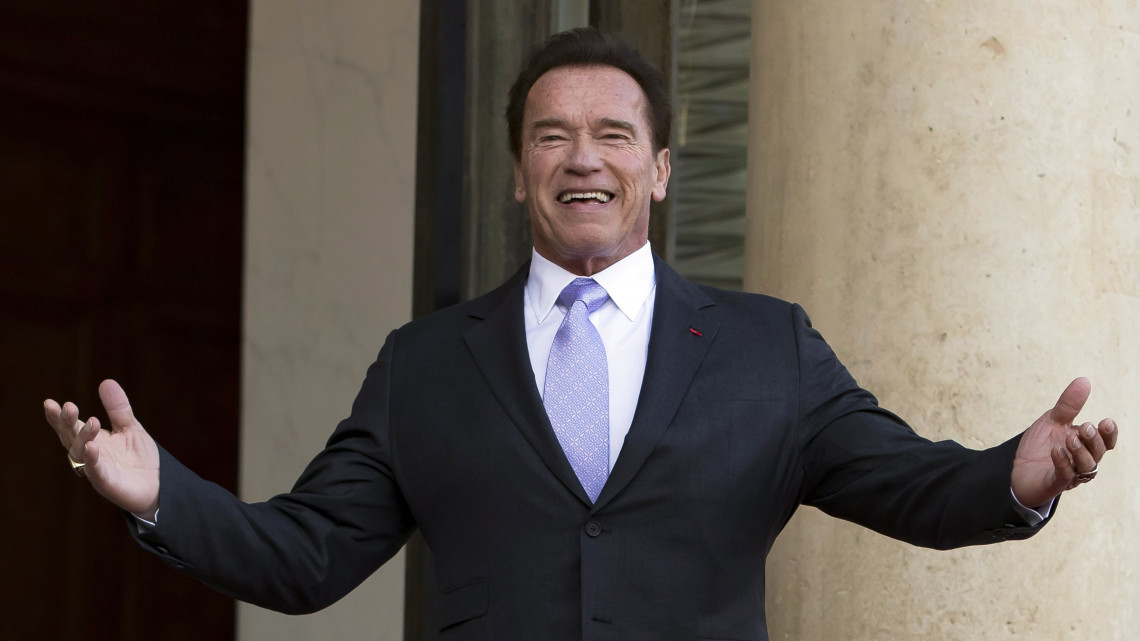 Párizs, 2017. december 12.Arnold Schwarzenegger amerikai színész, volt kaliforniai kormányzó érkezik a párizsi államfői rezidenciára, az Elysée-palotába 2017. december 12-én, az 54 állam- és kormányfő részvételével zajló One Planet elnevezésű párizsi klímavédelmi csúcstalálkozó mentén tartott díszebédre. (MTI/EPA/Ian Langsdon)