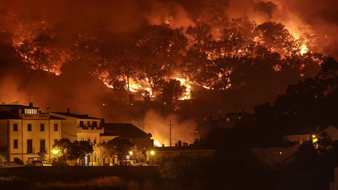 Monchique, 2018. augusztus 6.Erdőtűz tombol a dél-portugáliai Monchique település közelében 2018. augusztus 5-én. A térségben több mint 800 tűzoltó 220 járművel és tíz helikopterrel küzd a lángok megfékezésén (MTI/EPA/Filipe Farinha)