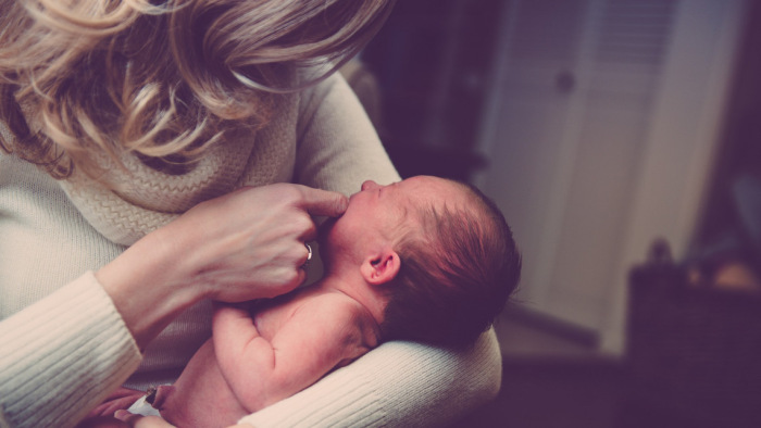 Sok a téves információ a szoptatásról – továbbképzés indul védőnőknek