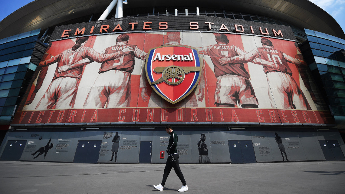 London, 2018. május 9.Az angol első osztályban játszó Arsenal labdarúgóklub címere a londoni Emirates Stadion oldalán 2018. május 23-án. Az Arsenal vezetése bejelentette, hogy Unai Emery, a Paris Saint-Germain (PSG) francia csapat spanyol vezetőedzője veszi át Arsene Wenger helyét a londoni klub vezetőedzői posztján. Az Arsenalt 22 éven át irányító francia Wenger - aki egy hónapja jelentette be, hogy távozik - a londoni egyesület történetének leghosszabb ideig hivatalban lévő trénere volt. (MTI/EPA/Andy Rain)